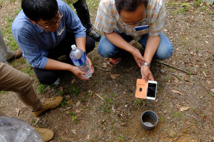 土壌の透水性を測定中