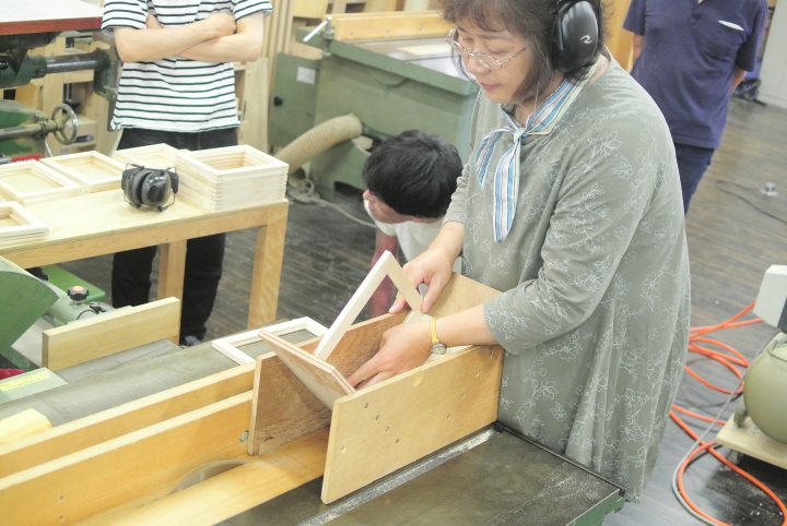 さね用の溝突き作業