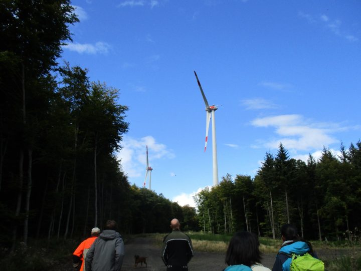 山の中にある風力発電機