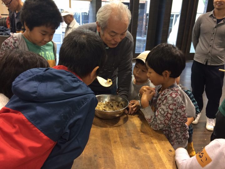 ヘボご飯の試食風景