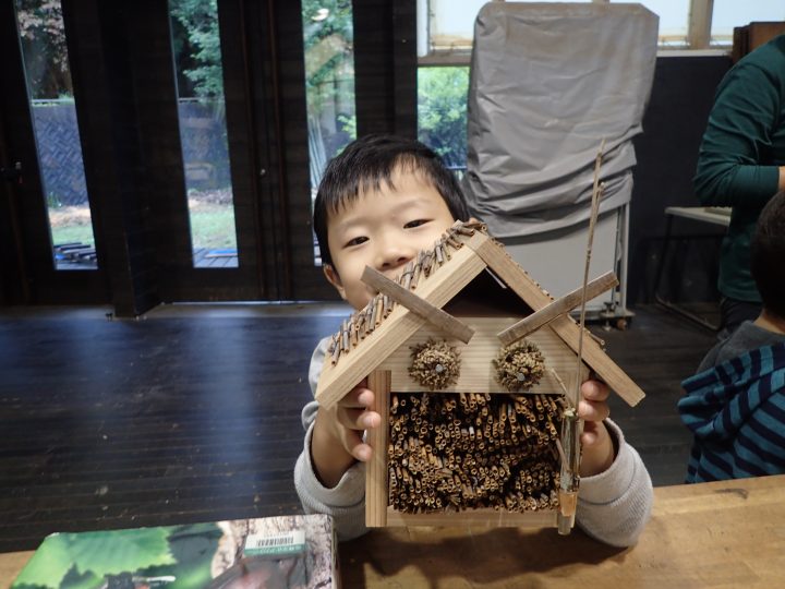 子供の参加者が持った虫の家