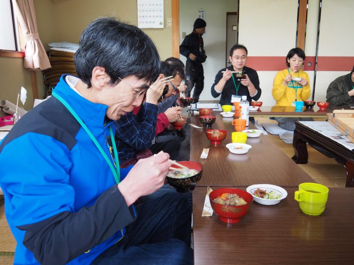 昼食に舌鼓をうつ参加者