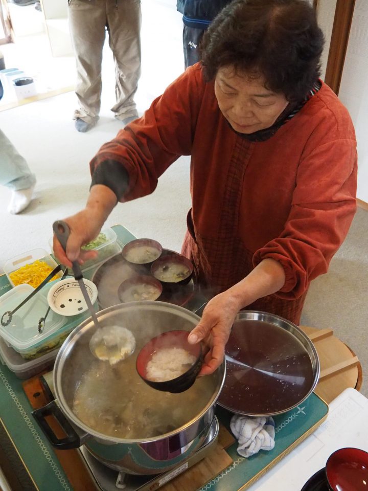 昼食を振る舞う地元のボランティアの方