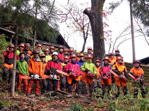 伐ったど～！直径60cmのコナラ : 岐阜県立森林文化アカデミー