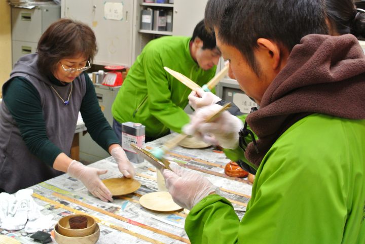 器にガラス塗料を塗る