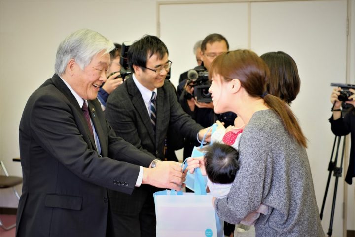 新居浜市誕生祝品贈呈式