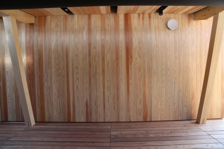白い薄化粧の丸太と無塗装の外壁 Morinos建築秘話23 岐阜県立森林文化アカデミー