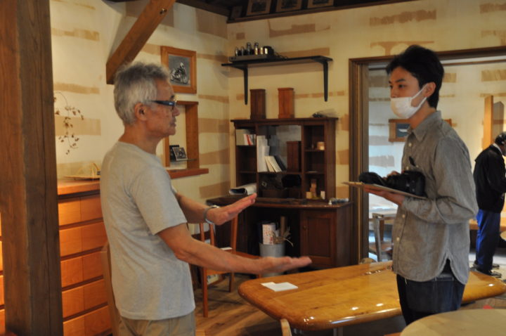 男子学生に説明する早川さん