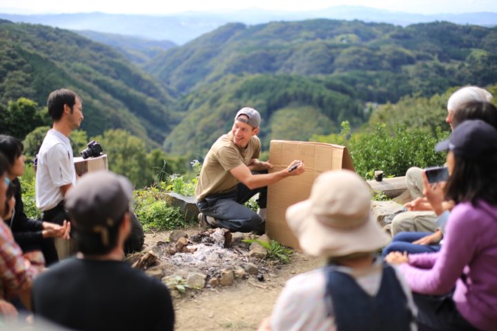 絶景を背景に野外授業