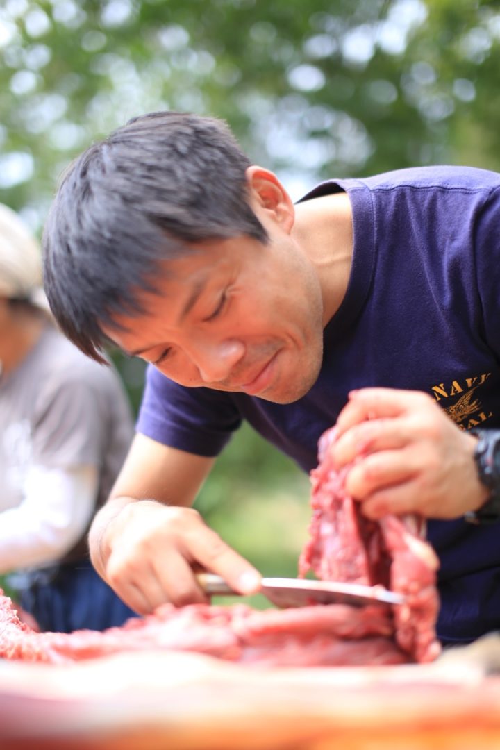 鹿肉を解体する