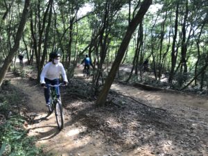 手づくりのＭＴＢコースをマウンテンバイクで走っている