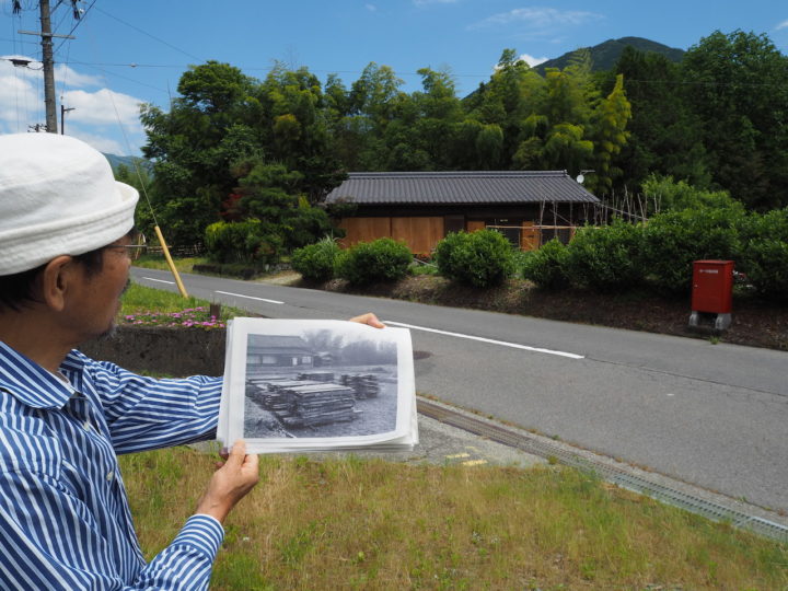 1962年当時の乾燥場所を案内する熊谷和彦さん