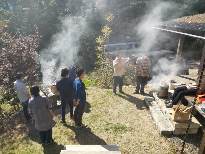 安井昇先生の「木造建築の防火」実習風景
