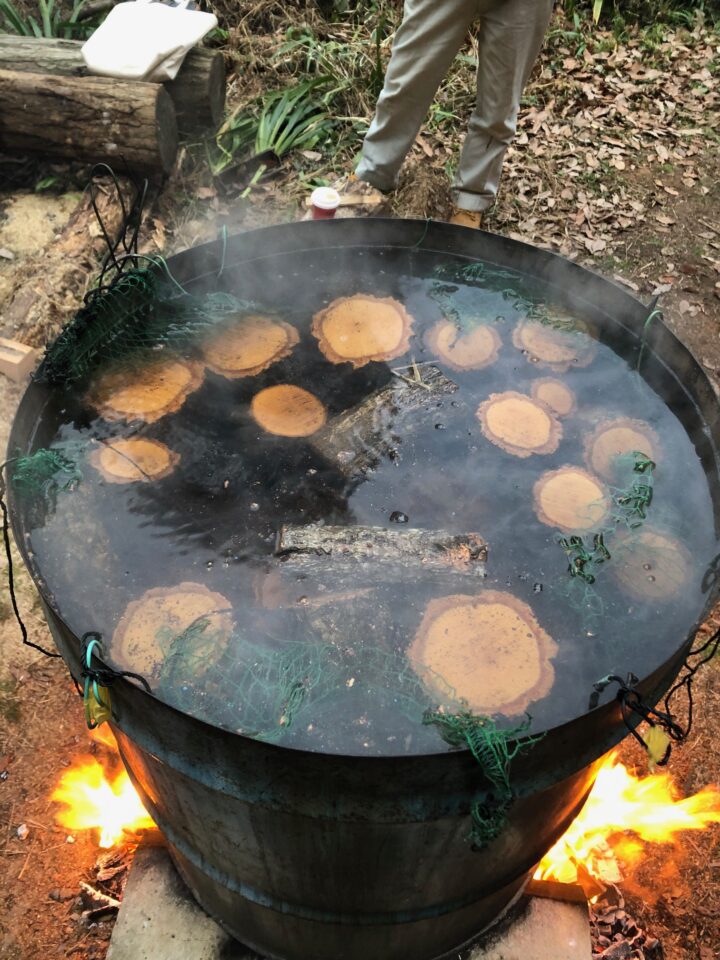 ドラム缶の中の原木の写真