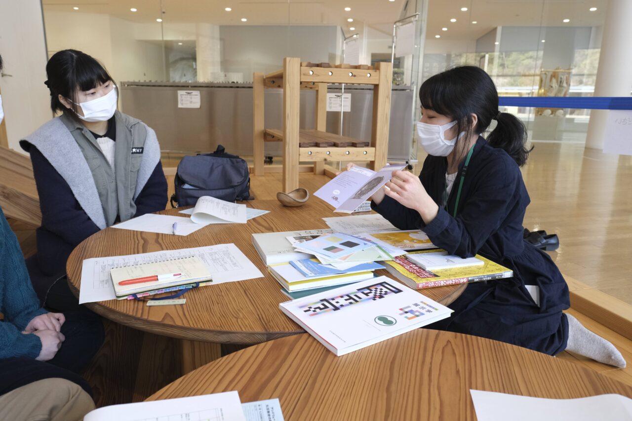 美術館で学芸員さんから展示について学びます