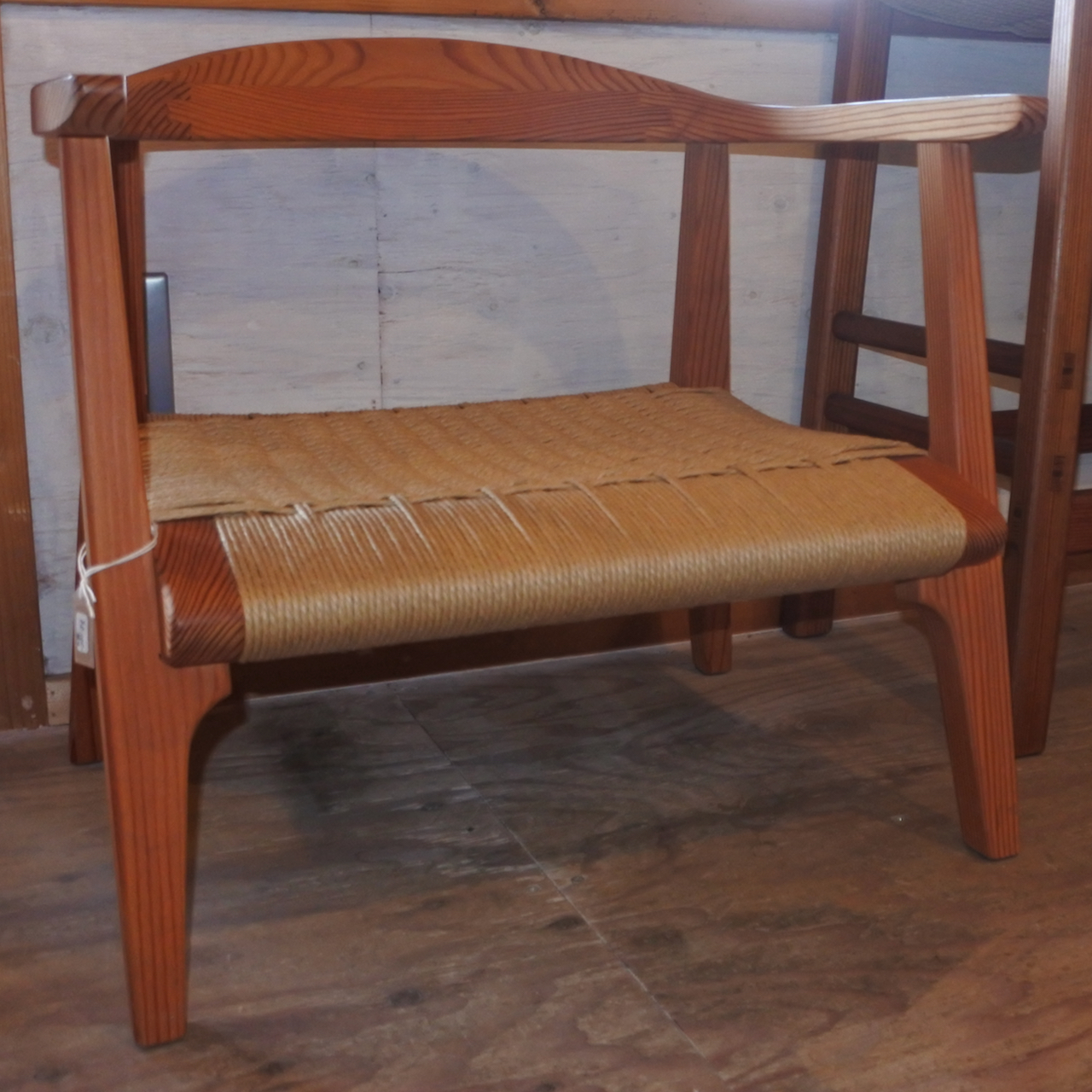 カラマツ材の椅子