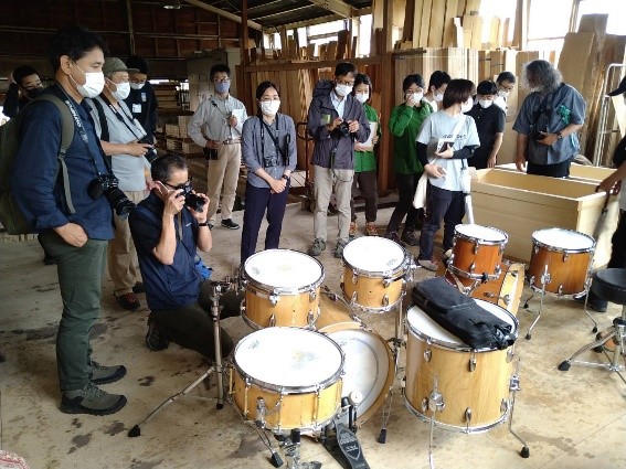 koike drumsに惹きつけられる学生、教員