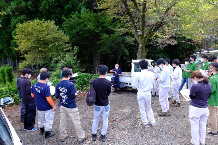 白鳥林木育種事業地で岐阜県の林木育種の歴史について講義を受けている様子