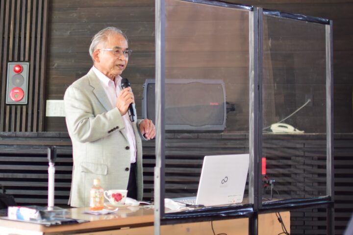 東京大学名誉教授の井出雄二先生の講演の様子