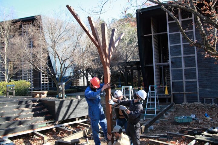 人力で柱を建てます