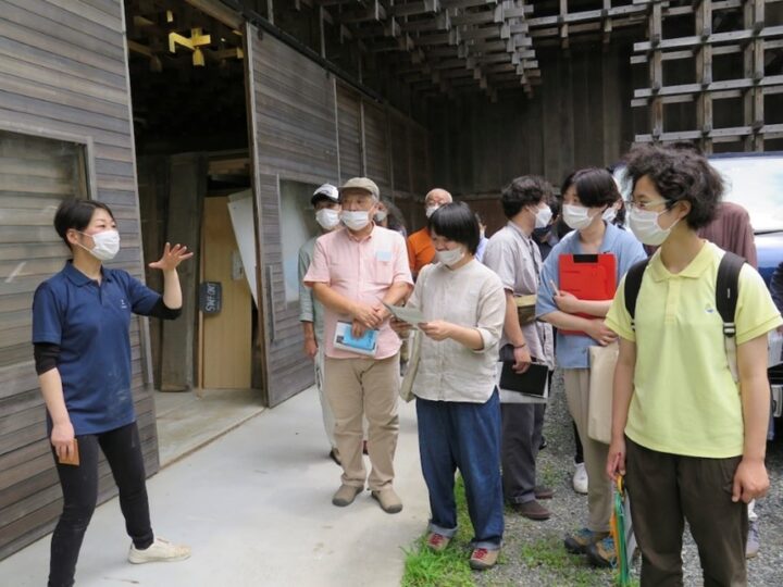 工房長の渡辺陽子さん（左）に作業場をご案内いただきました