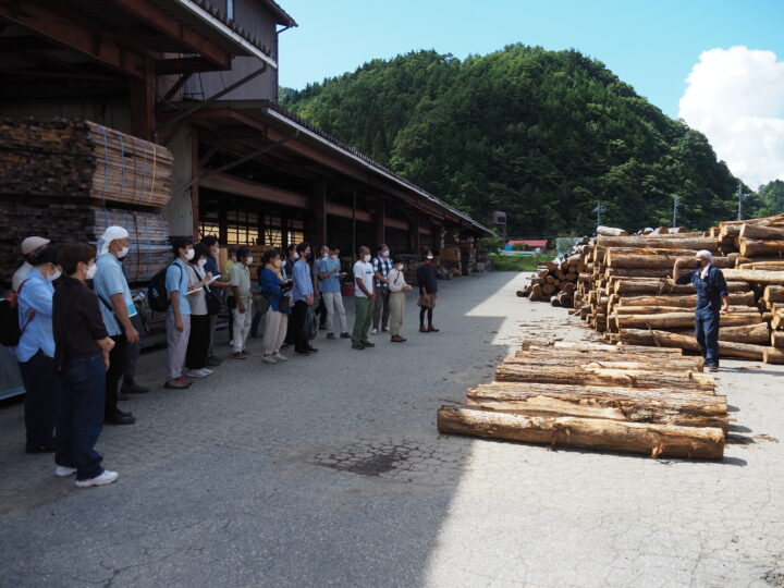 柳木材の土場