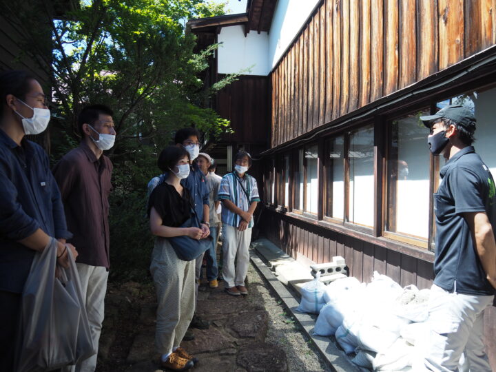 日下部民藝館の隣家を高級旅館「谷屋」に改修するプロジェクトについて説明する井上涼太さん（右）