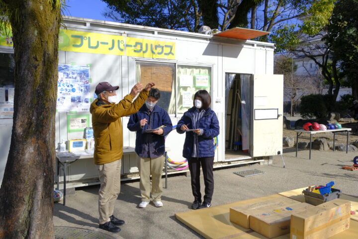 背景に大垣城をのぞむ大垣公園で浅野さんにヒアリング