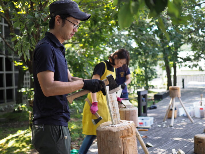 学内でのグリーンウッドワークの授業風景