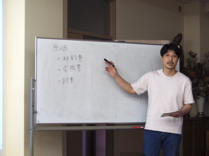 森林たくみ塾工場長・平野良尚さんの原価計算の講義