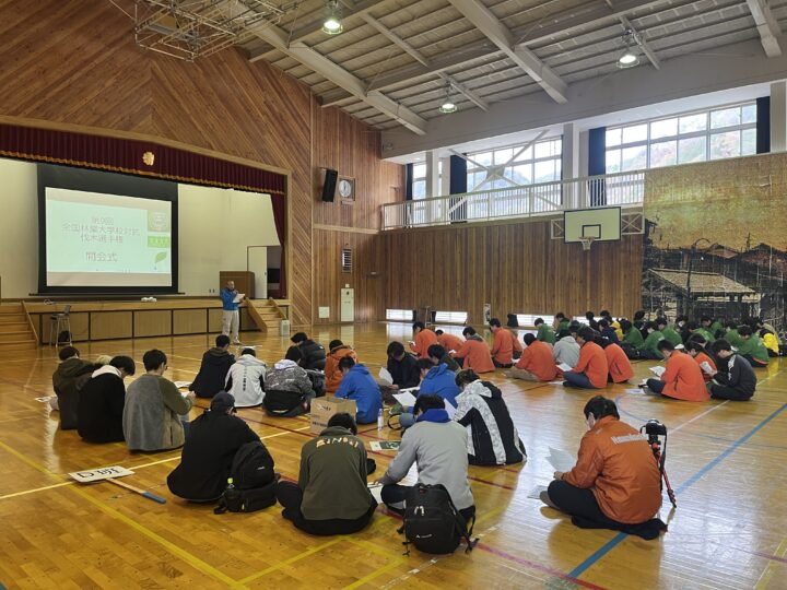 開会式は信州木曽看護専門学校の体育館で行われました。