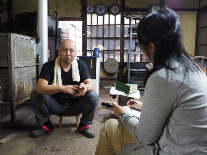 道具を作る鍛冶職人に聞き取り調査をする大滝さん