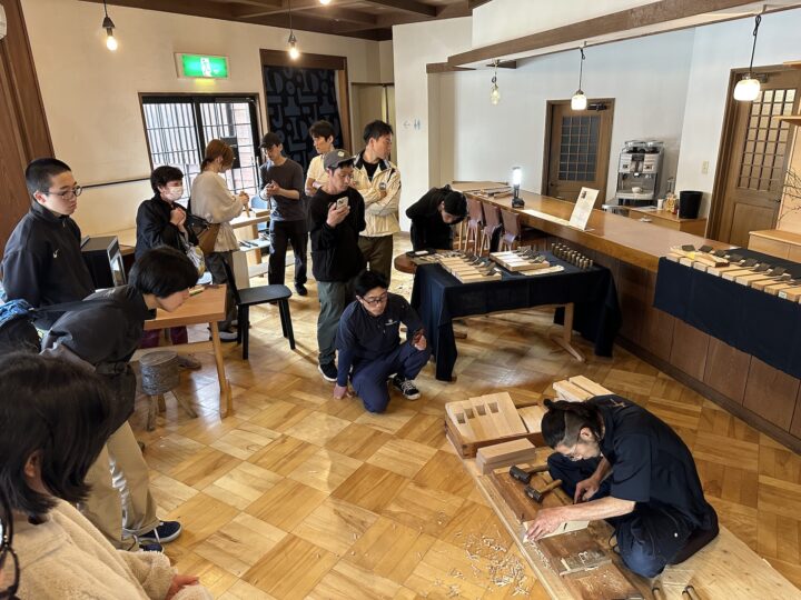 鉋の台打ちを見る学生たち