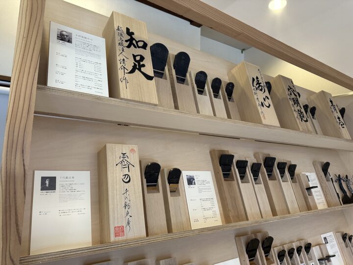 店に並べられた鉋