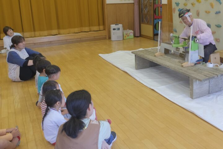 子ども達が見守る前で作品作り