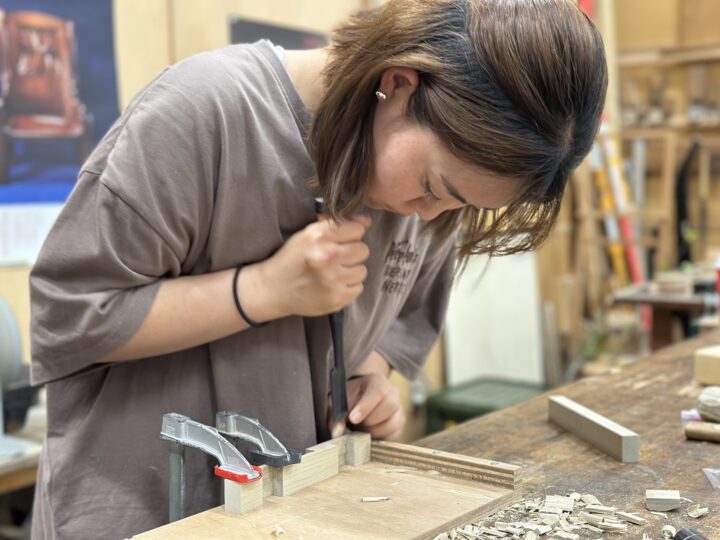 ノミで加工する学生