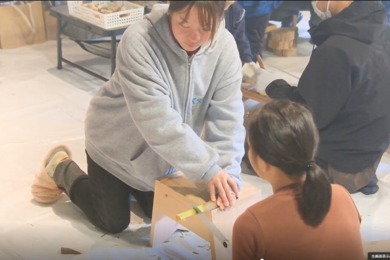 保育士さんのクラフトレクチャーの様子