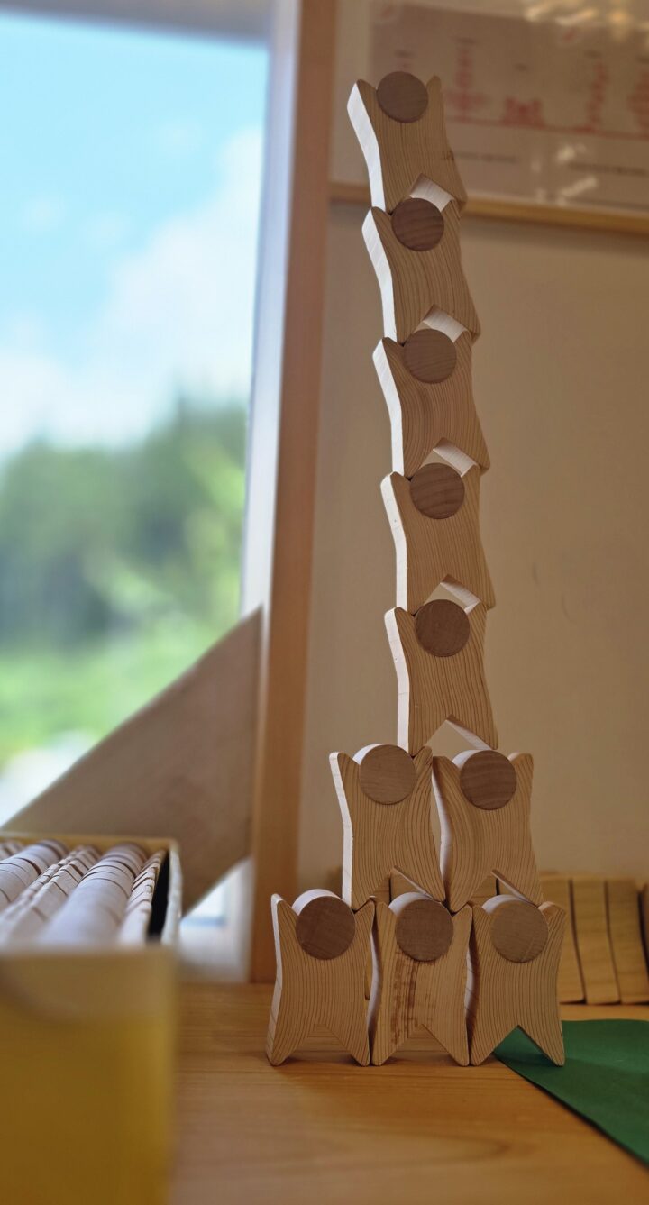 さるぼぼを模した木のおもちゃ「つみぼぼ」