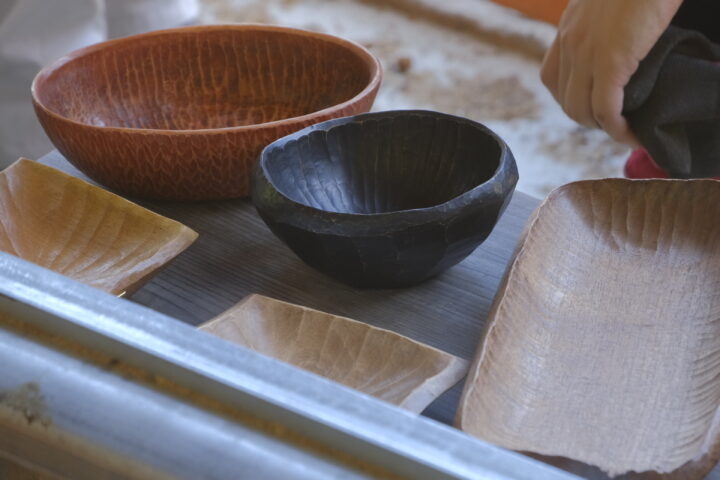 身近に入手できた木から製作に取り組む卒業生の作品