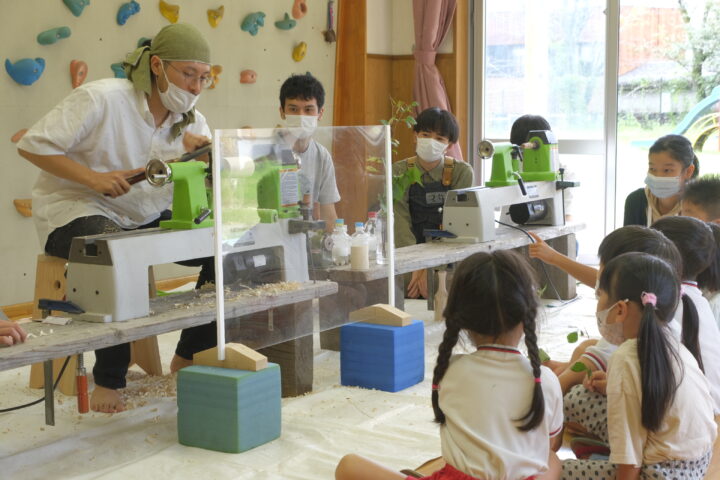 美濃市内の保育園で木育プログラムの実践を行う学生