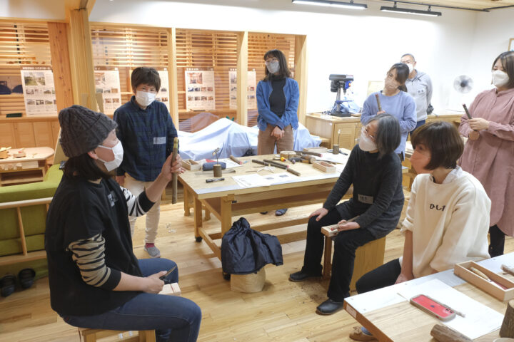 ぎふ木遊館でプログラムを行う木工専攻の学生