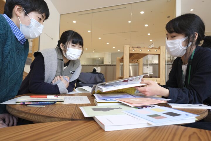 岐阜県現代陶芸美術館で学芸員さんに展示について学ぶ