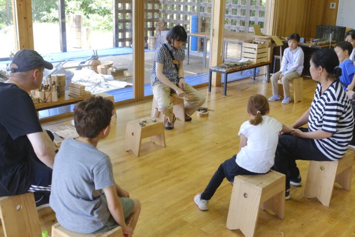 親子で参加する木育ナイフクラフト教室