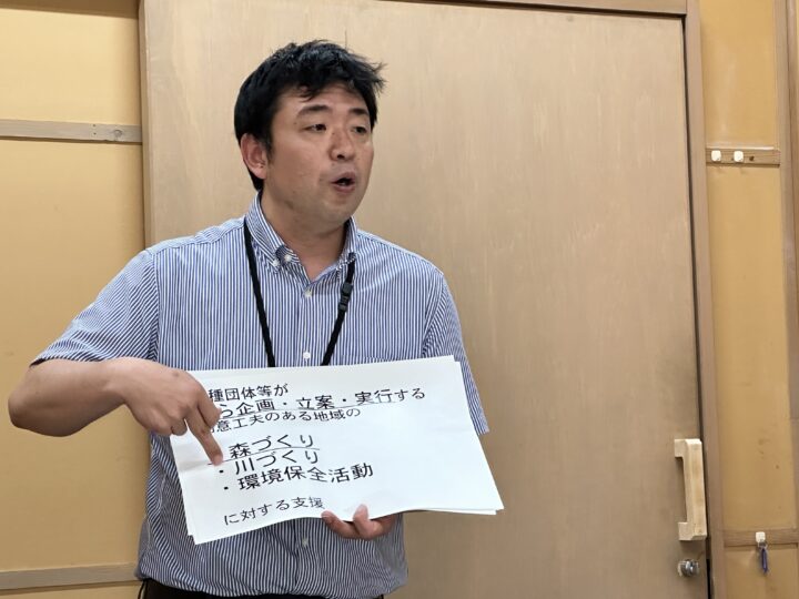 補助金について説明する県職員