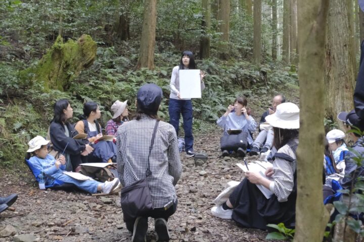 アートラボぎふにて、ネイチャージャーナリングを解説する石岡さん
