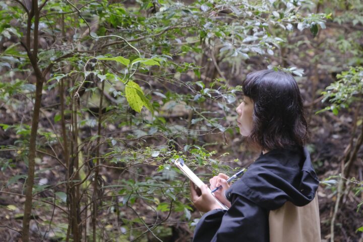 森の中でネイチャージャーナリングに取り組む様子
