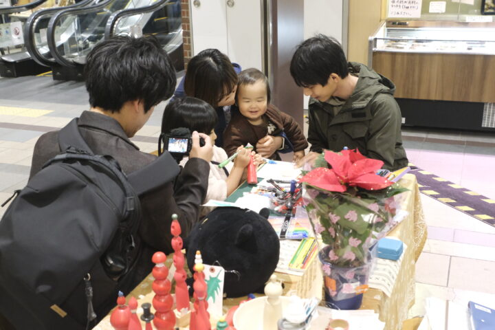 サンタこけしに絵付けをするWS