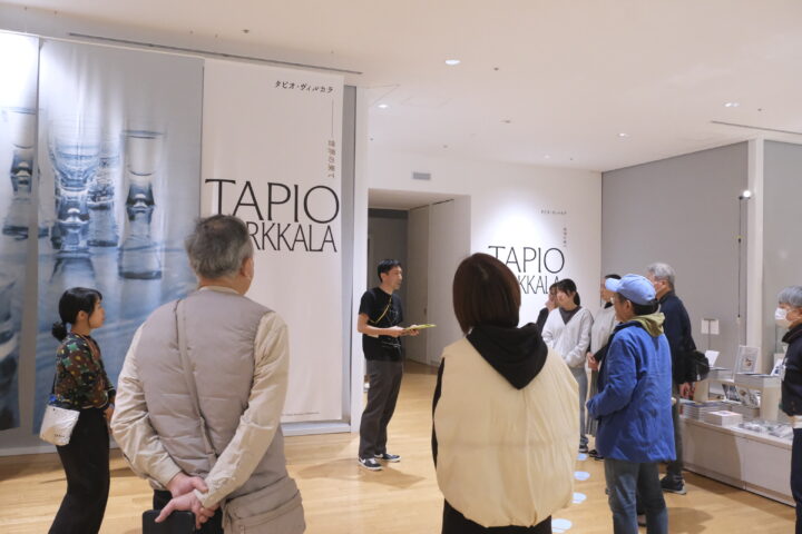 展示の入り口、アートツアーより