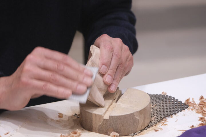 紙やすりで磨いて仕上げます