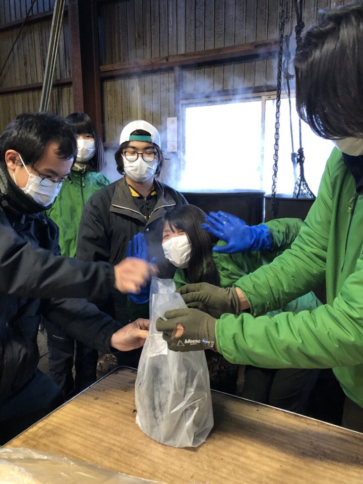 殺菌した原木の袋つめの様子